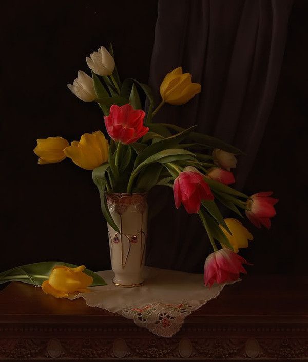 joli vase avec des tulipes